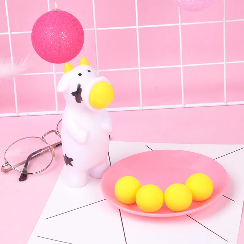 Cow Милые животные эжекция игрушки креативные Squeez декомпрессионное Отверстие Вентиляция катапульта плюющий шар игрушки для детей 1 животное+ 5 шаров - Цвет: Cow