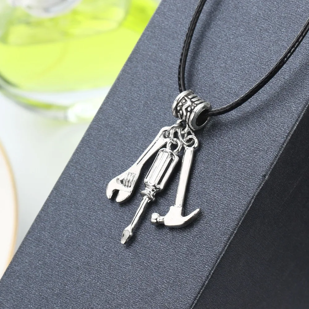 Инструменты для работы с дедушкой гаечный ключ отвертка подвеска папы черная