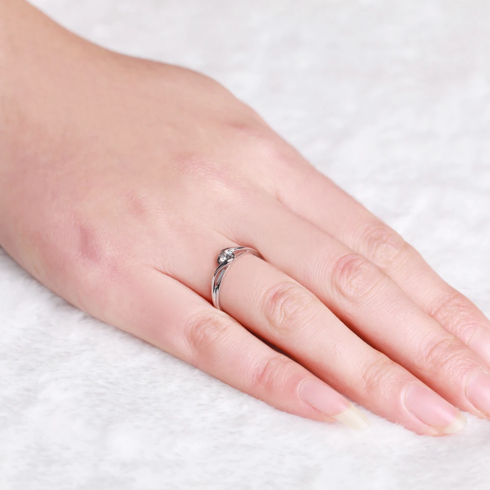 Кольцо обручальное круглое из белого золота 18 К с бриллиантами 0 08 карат|engagement