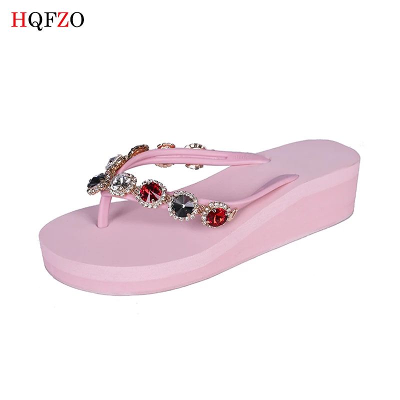 pink Hqfzo Красота стразы Тапочки Для женщин высокий каблук Пляжные сланцы Летняя обувь Новая женская обувь на танкетке Сланцы Сандалии - Цвет: pink