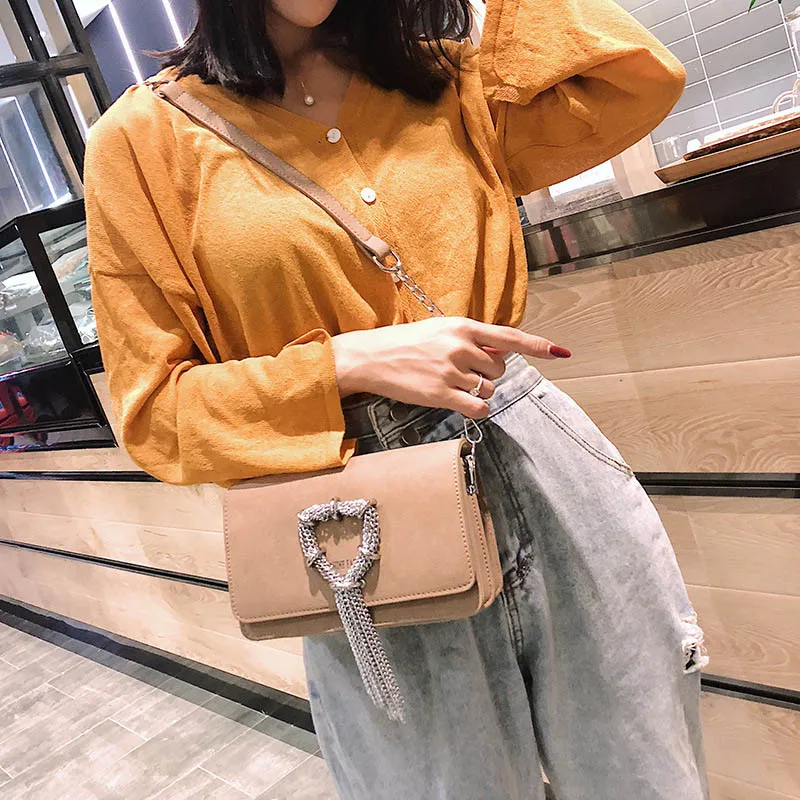 Трендовая новинка модная женская сумка с металлической кисточкой через плечо