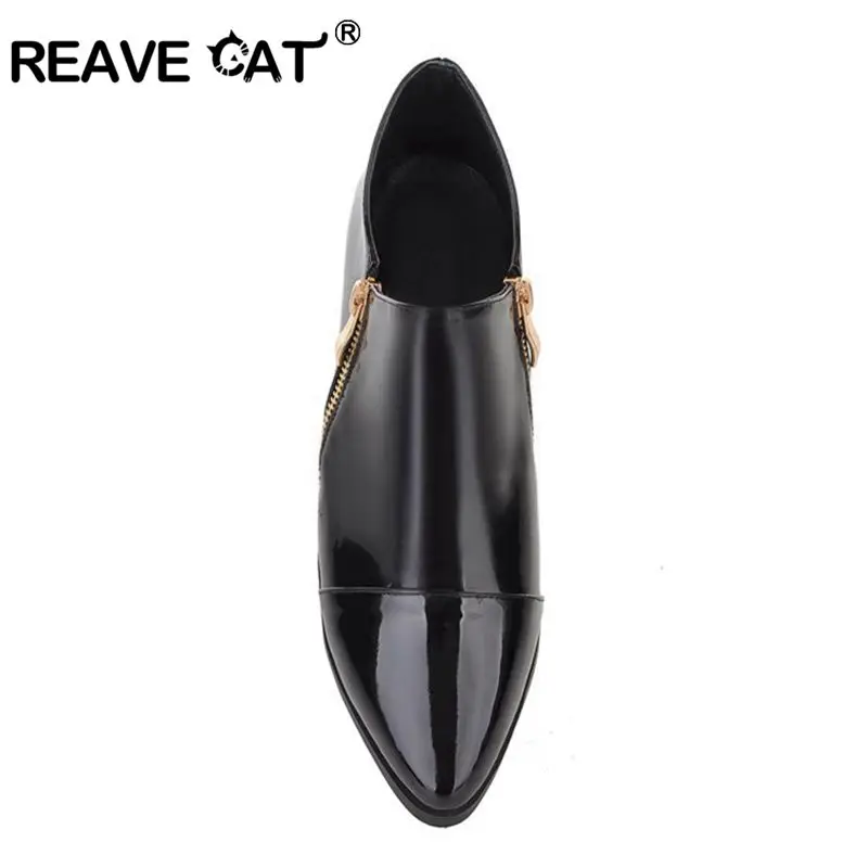 Женские туфли с застежкой-молнией REAVE CAT, лакированные туфли больших размеров 33-43 с заостренным носком, кожаные повседневные туфли черного и винного цвета на плоской подошве