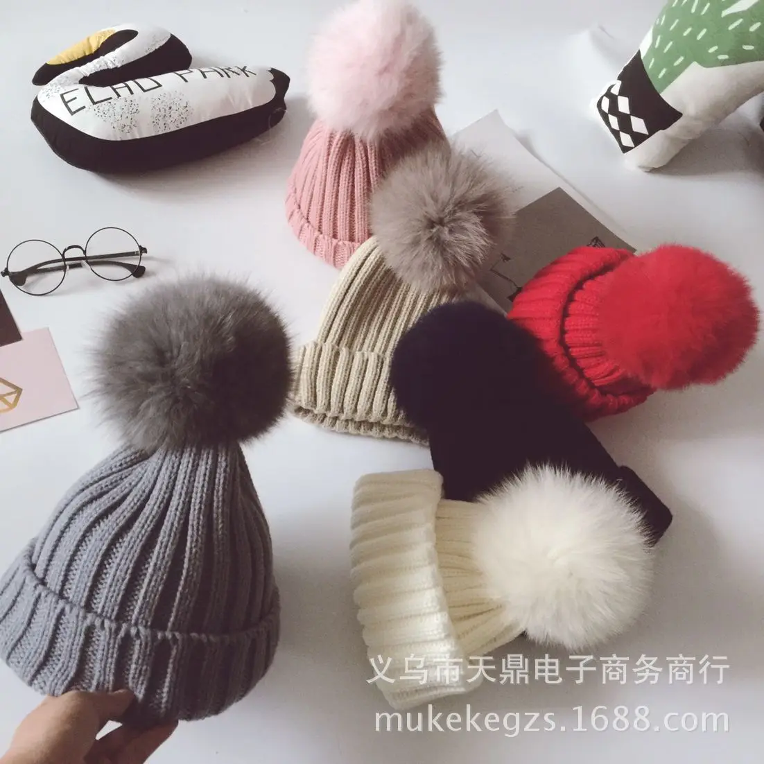 

Шапка женская вязаная из искусственного лисьего меха с помпоном