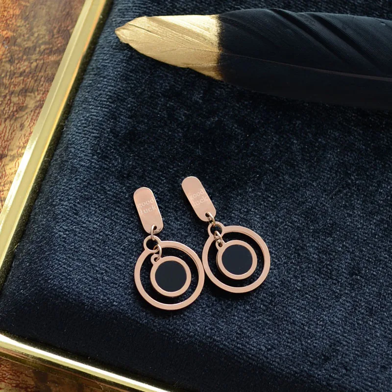 

YUN RUO 2018 Fashion Chic Good Luck Black Stud Earring Woman Rose Gold Color Titanium Steel Jewelry Girl Birthday Gift Not Fade