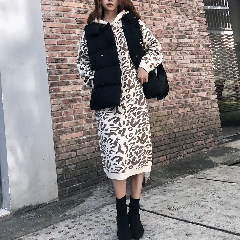 Повседневное платье-свитер с капюшоном зимнее трикотажное леопардовым принтом |