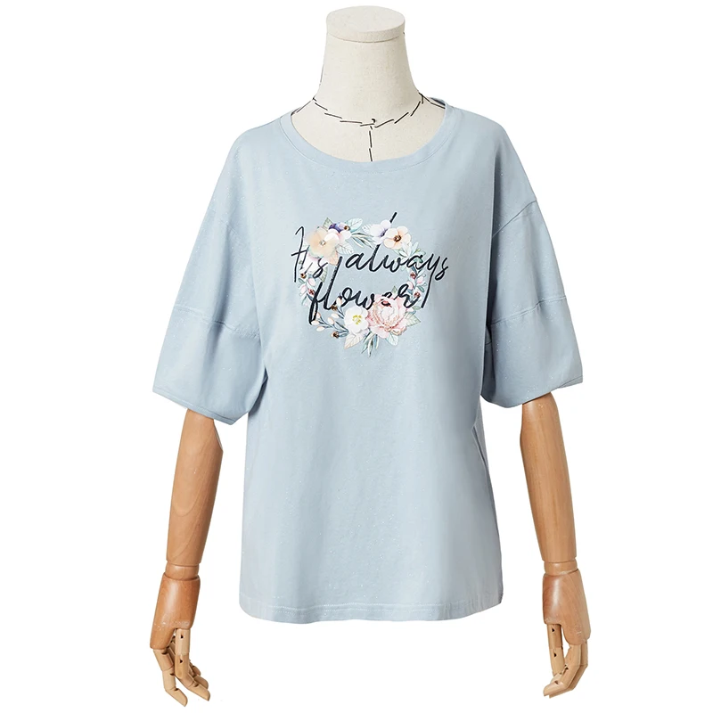 Женская хлопковая футболка ARTKA голубая с цветочным принтом круглым вырезом и