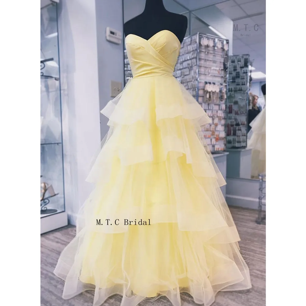 Элегантное Многоярусное длинное вечернее платье А силуэта желтое без бретелек в