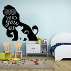 Мультяшные наклейки на стену с изображением короля льва для детской комнаты, спальни, помните, кто вы цитата, Simba, цитата с Львом, искусство винилового декора