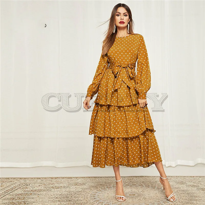 Платье CUERLY в горошек с поясом, с многослойным подолом, рукавами бишоп и крой на фигуру, макси.