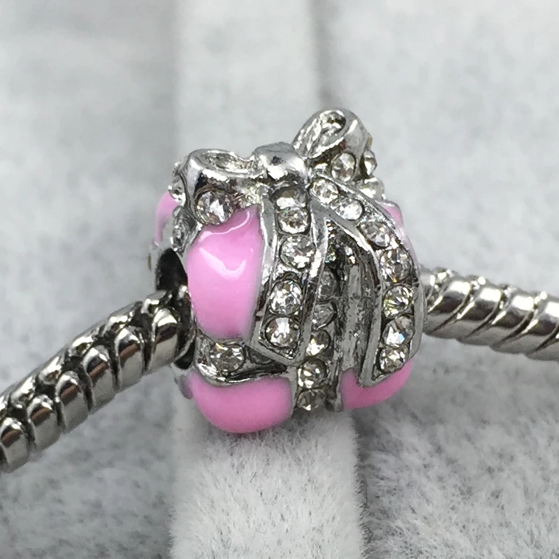 Подарочная коробка с розовыми эмалированными кристаллами очаровательные