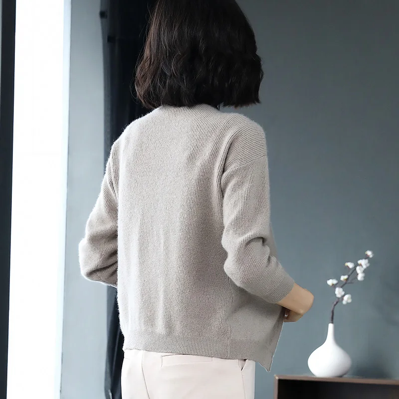 Свитер женский с треугольным вырезом на весну осень 2019| |