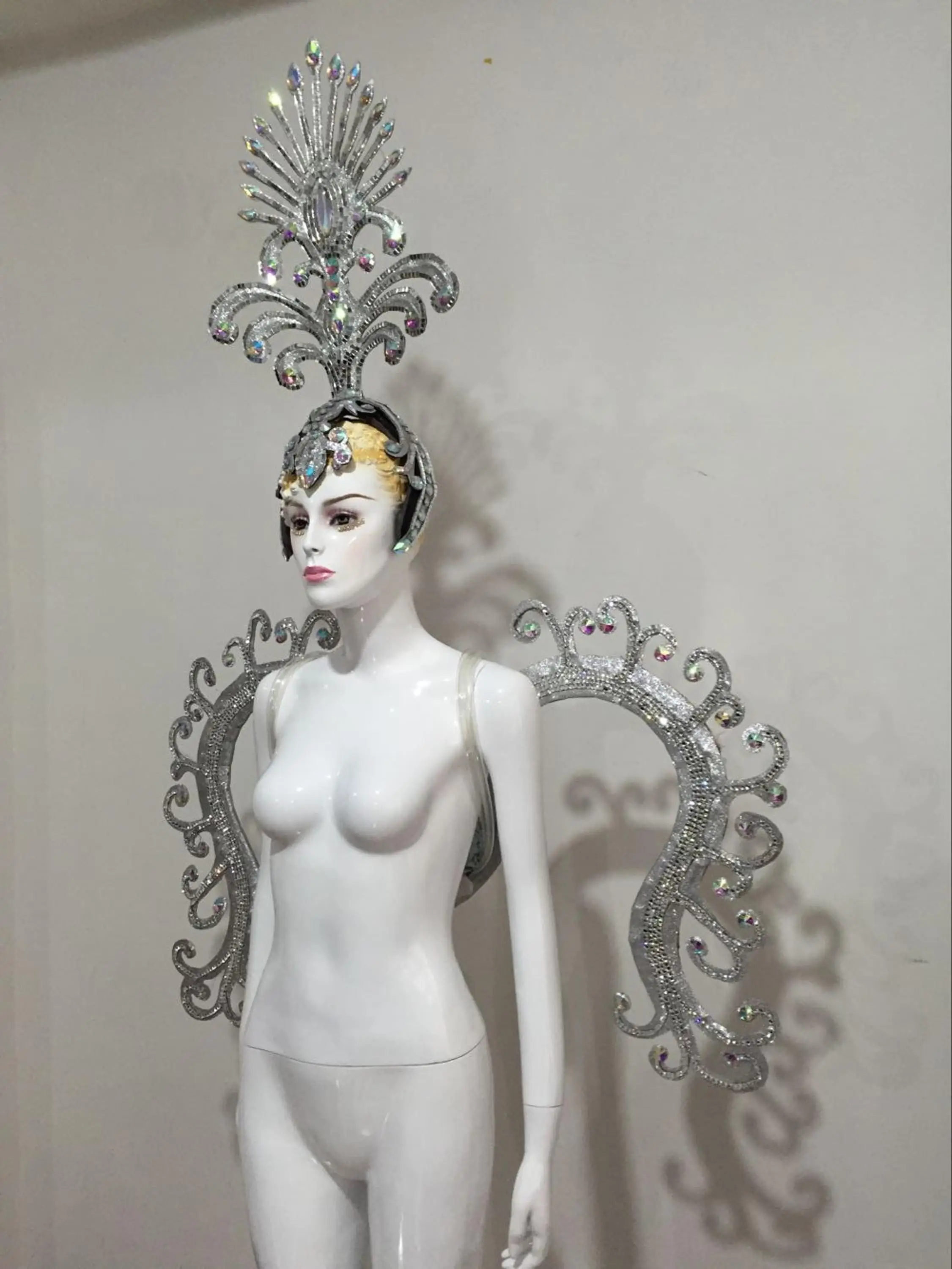 Маска карнавальная с перьями для бразильских карнавалов