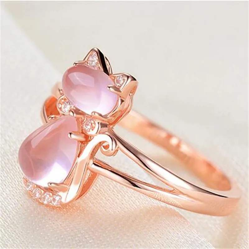 золотое кольцо с розовым топазом. золотисто розовый металл. розовое золото. розовый морганит камень. покрытие розовым золотом.