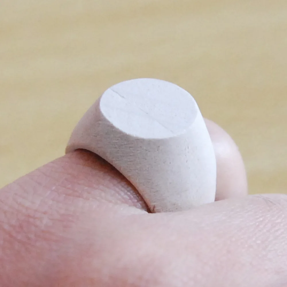 Деревянное кольцо на палец женское дерево ручной работы DIY лак малярный материал