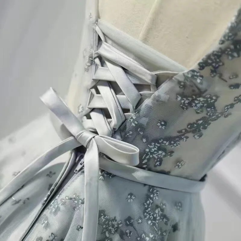 Импортированное из Китая короткое Кружевное ТРАПЕЦИЕВИДНОЕ серое красивое