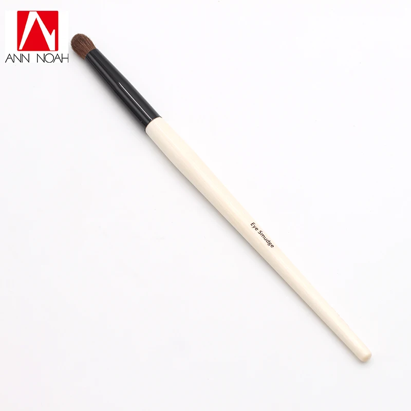 

Professional Long Wood Handle Soft Pony Hair Create Smokey Modern Look Eye Smudge Brush