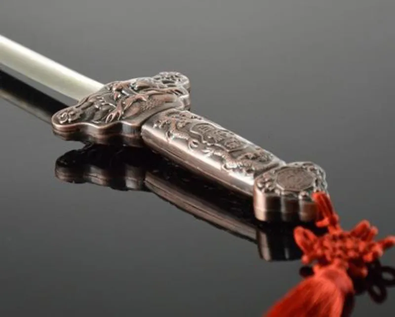 Супер-глотание меча-магические фокусы иллюзии крупным план карта ментализм