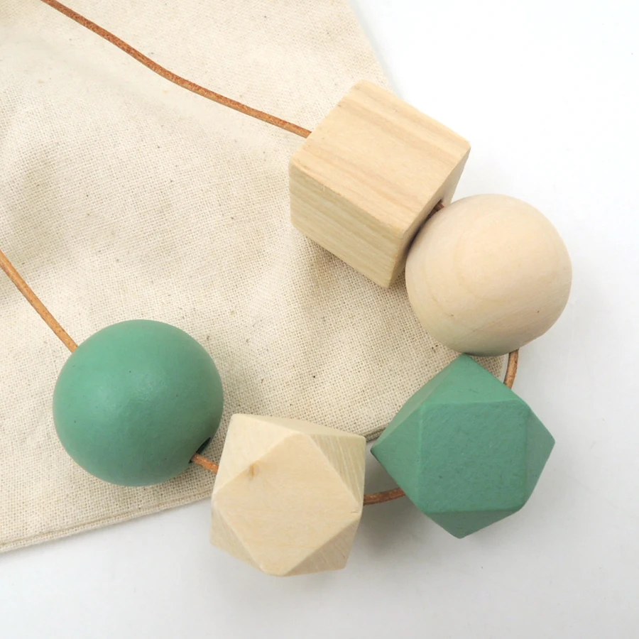 Простое светильник е деревянное ожерелье с бисером и обычной круглой трубкой