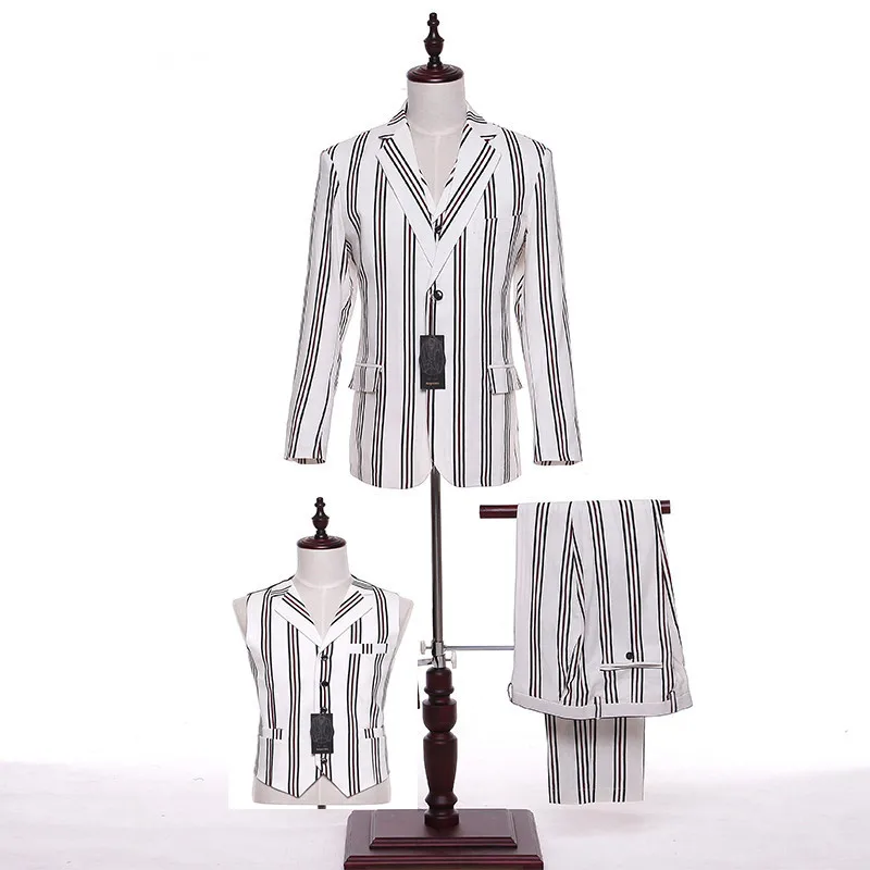 Мужской однобортный костюм в черно красную и белую полоску с отворотами деловой