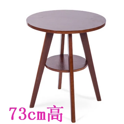 Простой маленький барный столик из массива дерева в европейском стиле