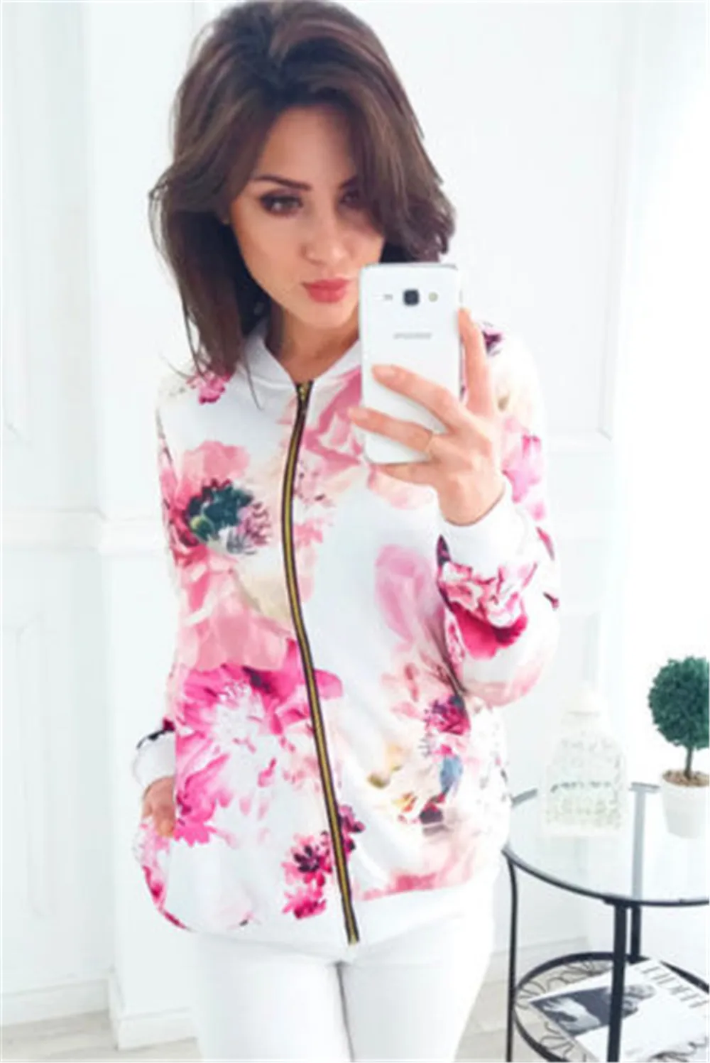 Женская короткая тонкая куртка бомбер на молнии с цветочным принтом в стиле