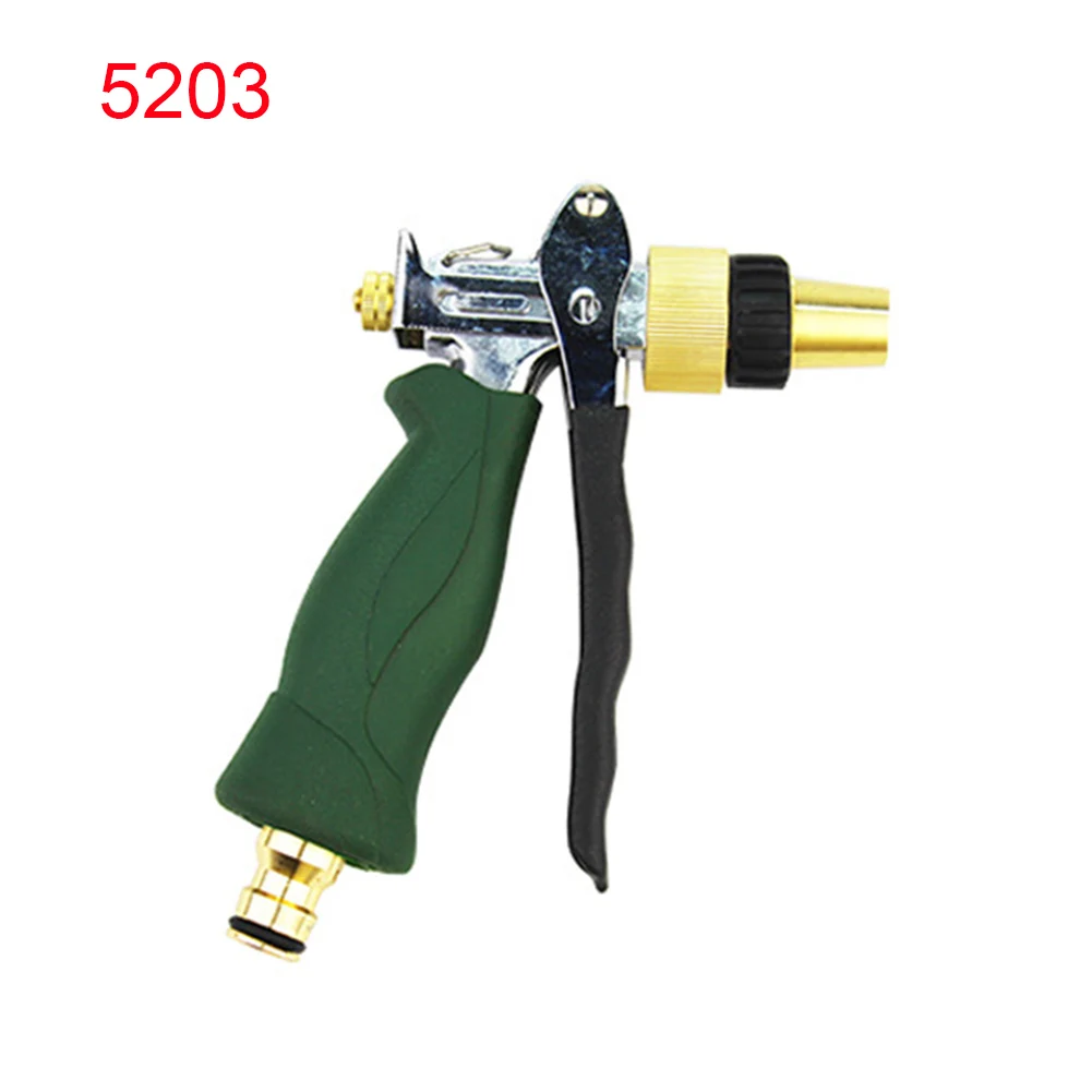 Водоподачи в парке для поливка газона брызг воды насадка мытья автомобиля