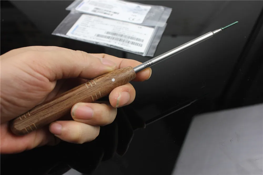 Медицинский ортопедический инструмент "сливной отвёртка" Synthes 2.0 для заблокированных кортикальных костных винтов с ручкой-держателем и шестикрылым болтовым ключом AO.