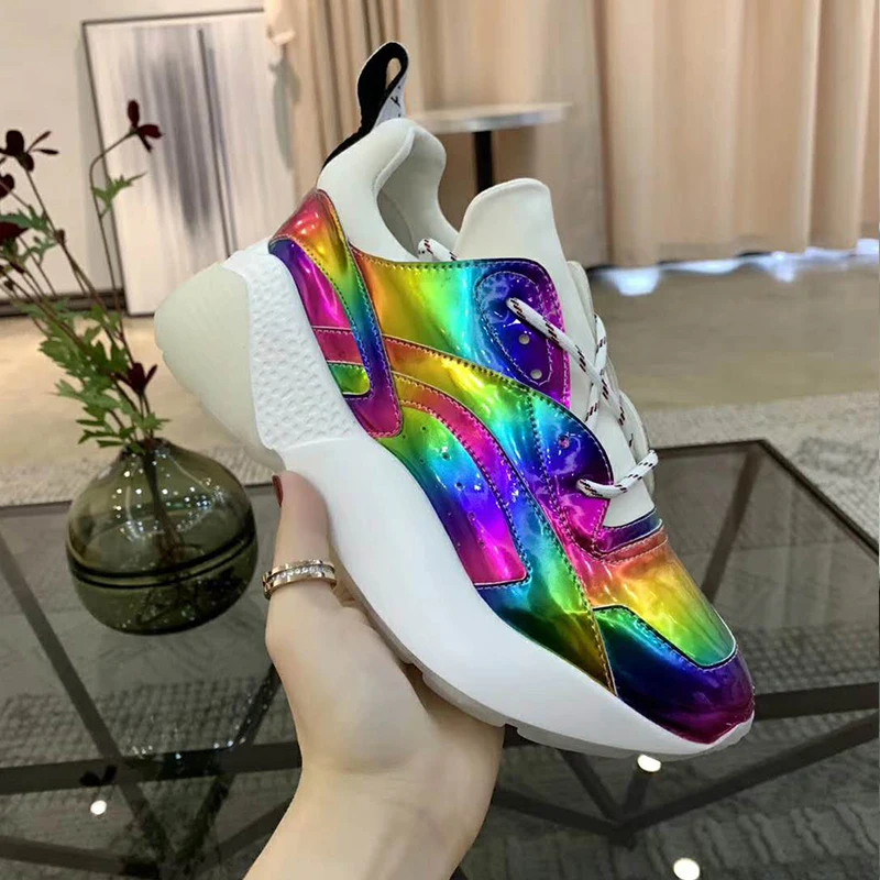 Buono Scarpe/женские кроссовки с радужной шнуровкой; фирменный дизайн; женская обувь на толстой подошве; спортивные кроссовки на танкетке из натуральной кожи
