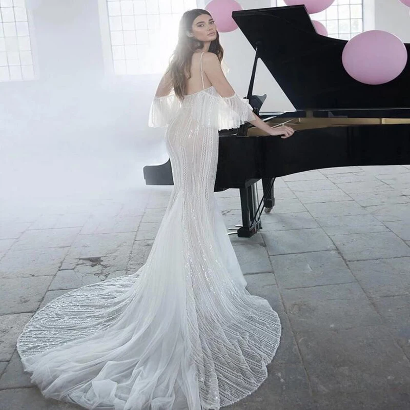 Свадебное платье Русалочки с открытыми плечами на тонких бретельках украшенное