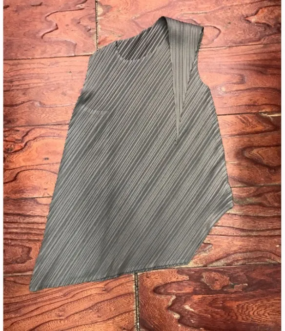 

HOT SELLING Miyake solid color sleeveless fashion fold personality irregular T-shirts IN STOCK