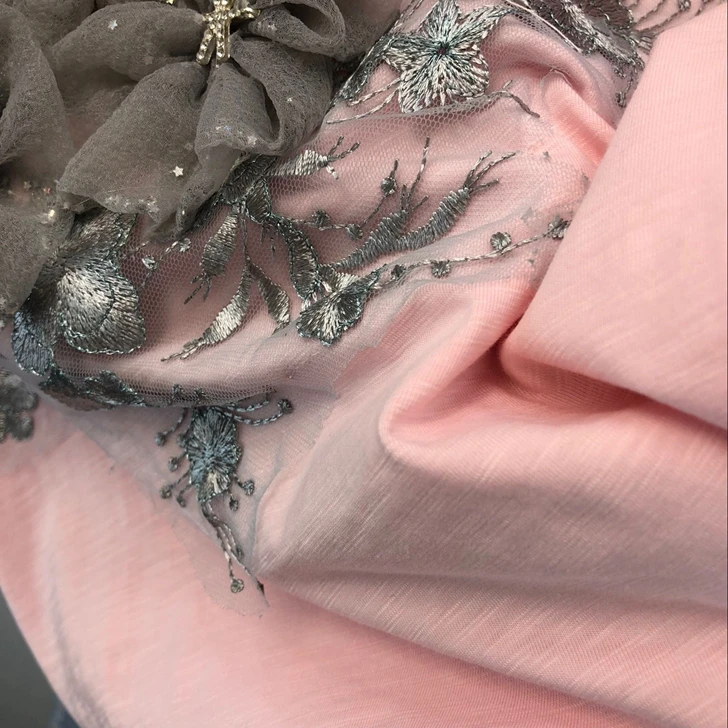 Женский джинсовый костюм с вышивкой из двух предметов дырками и футболка