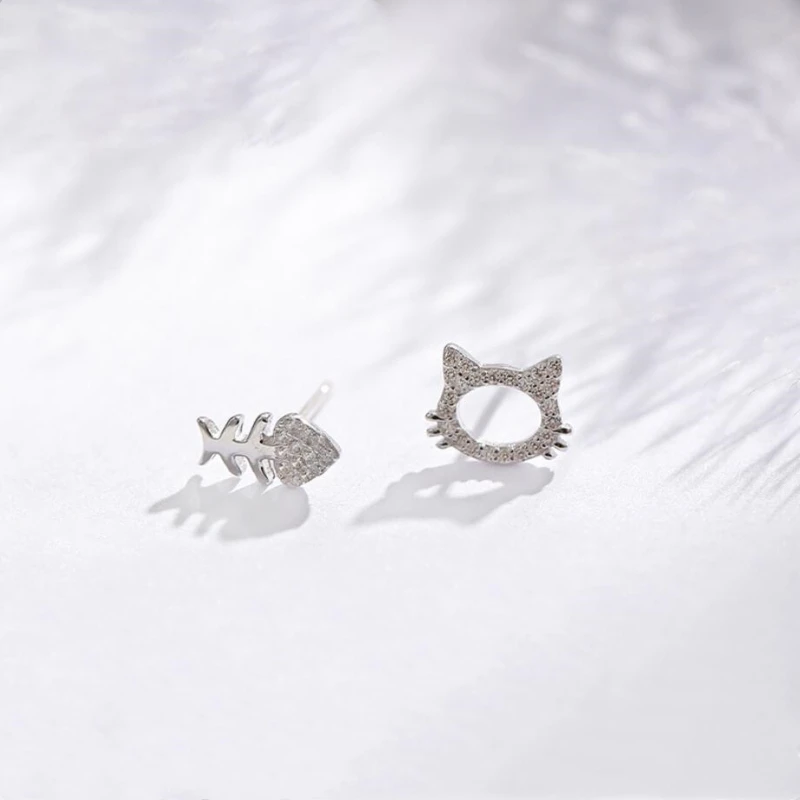 

Sole Memory Zircon Cute Asymmetrical Cat Fish Literary Sweet Silver Color Fashion Female Stud Earrings SEA452