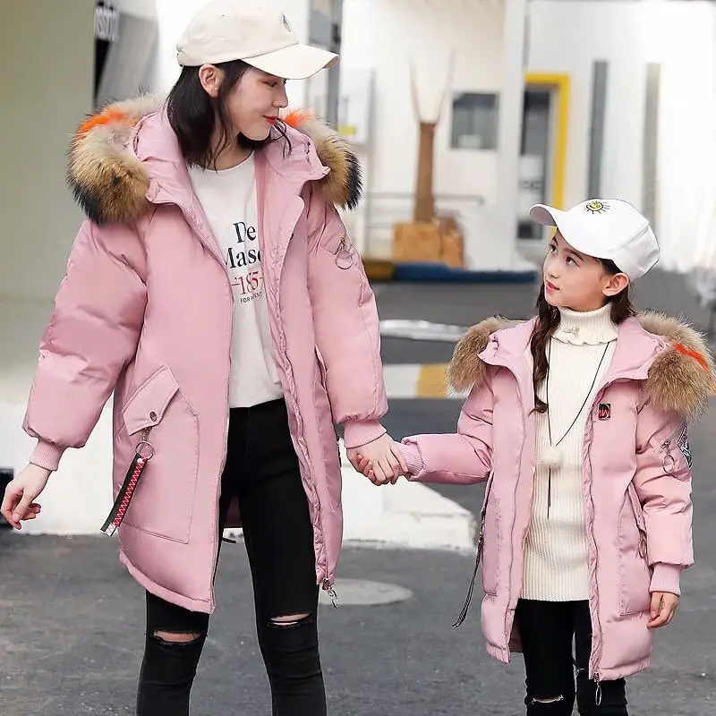 Model 1 Pink Г. Зимние теплые пуховые куртки для родителей и ребенка Длинные пуховые пальто для мамы и дочки Детские Пуховые Пальто с большим меховым капюшоном - Цвет: Model 1 Pink