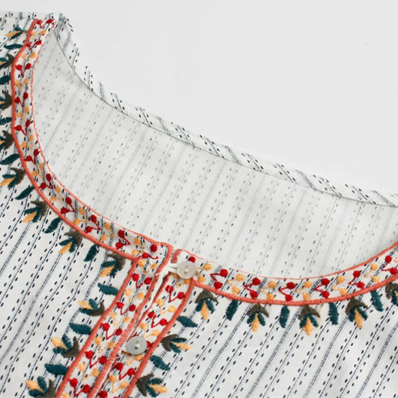 Tribal Folk Style Womens Flower Embroidered Shirt 2018 New Round Neck Lantern Long-sleeved Women Loose Large Size Blouse |