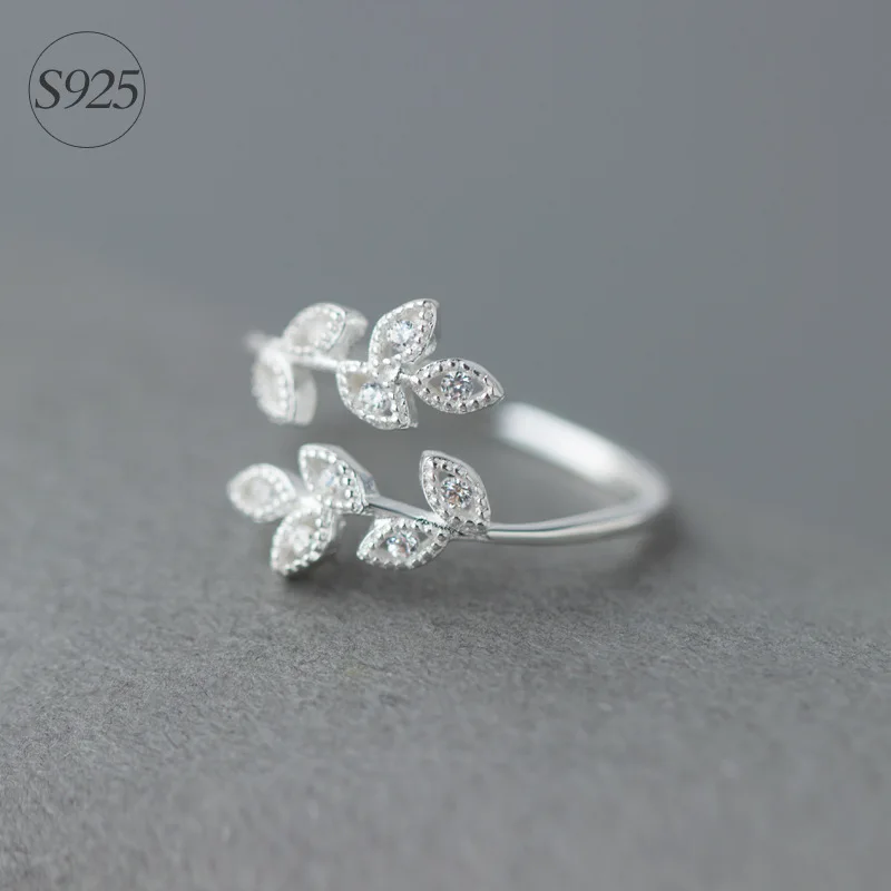 

Реальный. Женское серебряное ювелирное изделие, белое кольцо с выложенными фианитами в виде ветки и листьев, регулируемый размер, открытое ...