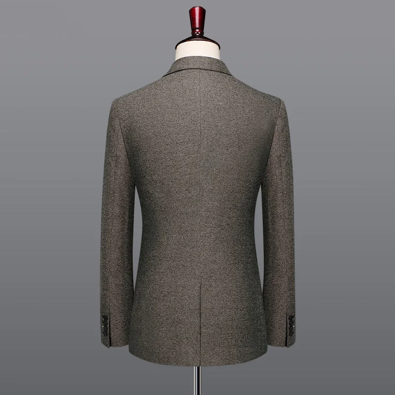 Мужской костюм коричневый однобортный с двумя пуговицами приталенное платье