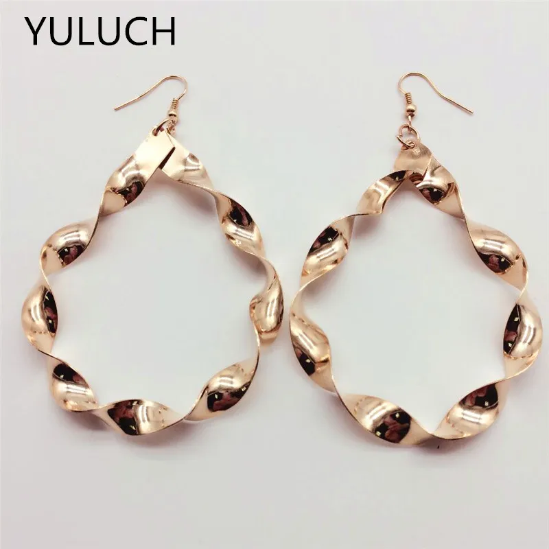 Женские золотые серьги-креветки с золотой текстурой | Украшения и аксессуары