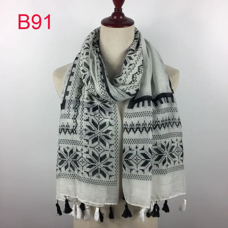 2017 Fashionable Women poncho scarfs Spring tribal print blouses autumn Summer beach cover up shawl with fringe lady tassel |