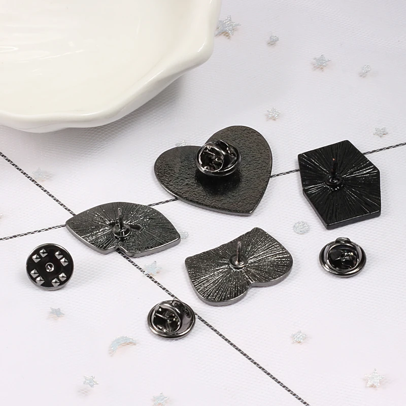 Брошь в виде комического сердца разноцветный Забавный кубик эмалированная