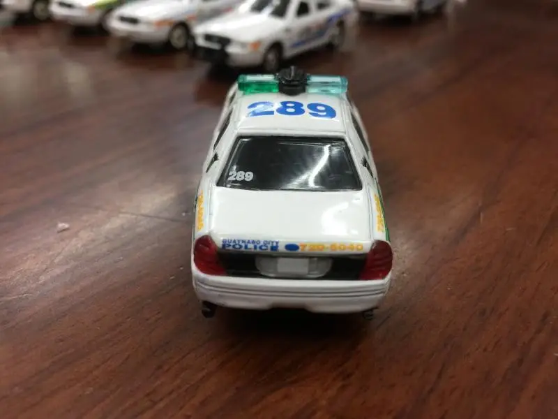 Премиум литой металлический сплав 1: 64 Crown Victoria 2002 Ford Crown Victoria модель полицейской машины игрушка