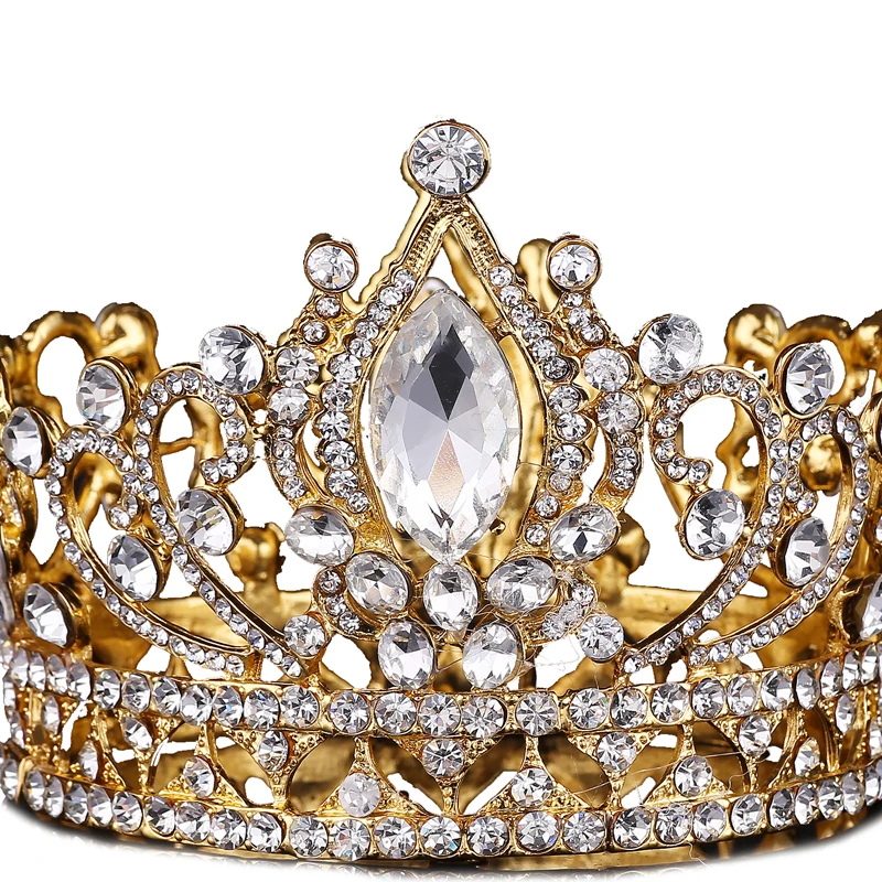 Девушка надевает корону. Корона в руках. Отдаёт свою корону. Тиара георга 4. Тиара dolce gabbana.