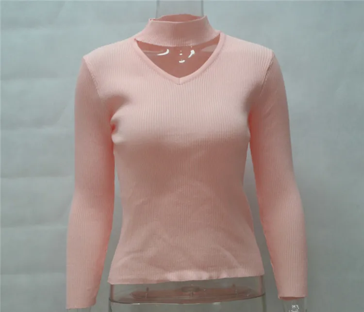 Женский трикотажный свитер с V-образным вырезом белый короткий облегающий