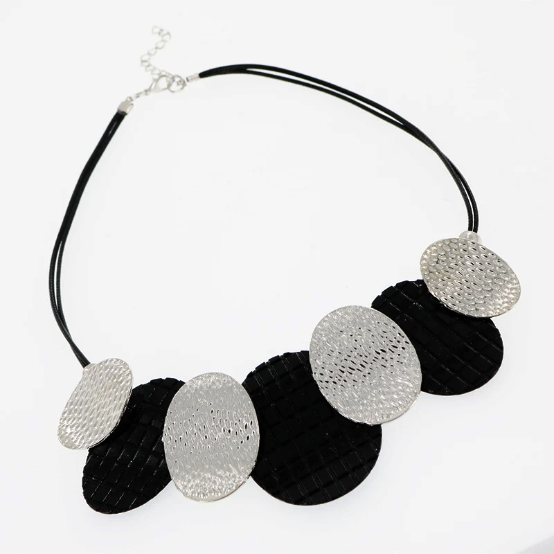 Очаровательное женское ожерелье из искусственной кожи с черными овальными