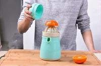 1pc manual simple juicer fashion kettle penguin juice cup portable manual fruit orange press fruit lemon citrus squeezer ok 0661