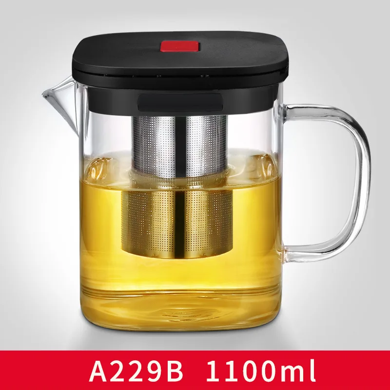 Маленький стеклянный чайник с открытой крышкой и фильтром для заваривания