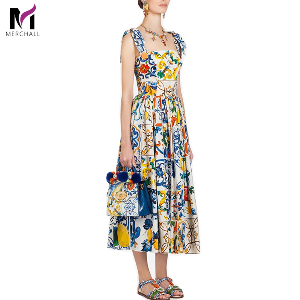 Женское модельное платье с бантом на бретельках длинное открытой спиной и бело