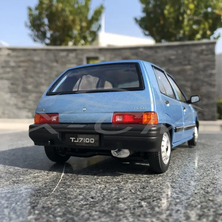 Литая модель автомобиля Yiqi китайский Тяньцзинь Xiali TJ7100 хэтчбек 1:18(синий)+ маленький подарок