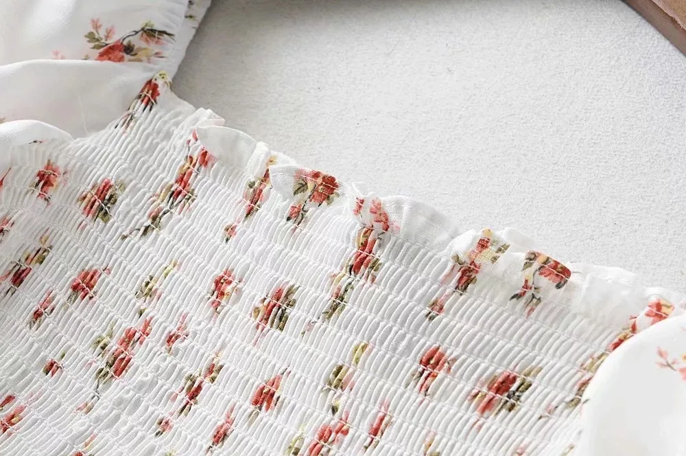 Женское кружевное платье на бретельках с оборкой спереди длинное цветочным