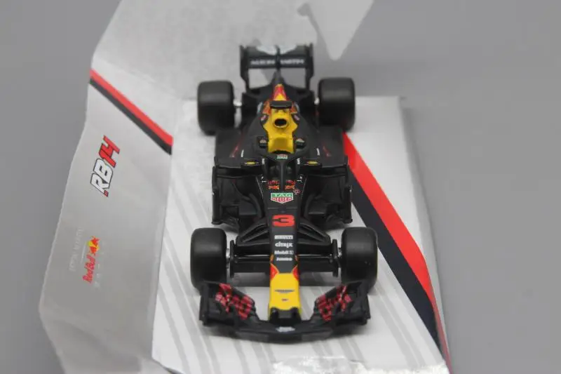 Модель гоночного автомобиля № 3 BBURAGO 1:43 2018 Red Bull RB14 Даниэль Риккардо в