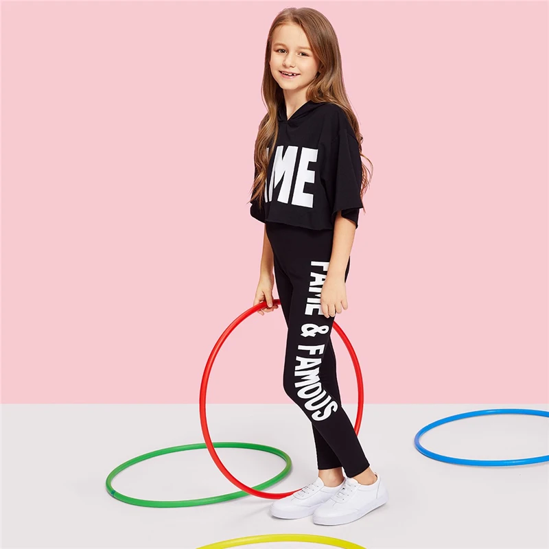 SHEIN/комплект из черного топа с капюшоном и буквенным принтом и штанов; Одежда для девочек; коллекция года; сезон весна; Модная одежда для активного отдыха; детская одежда с короткими рукавами